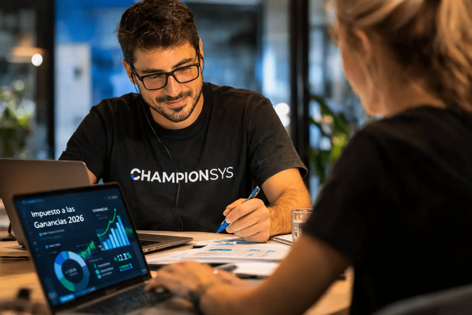 Profesionales de RRHH analizando el impacto de Ganancias 2026 en Argentina sobre la liquidación de sueldos
