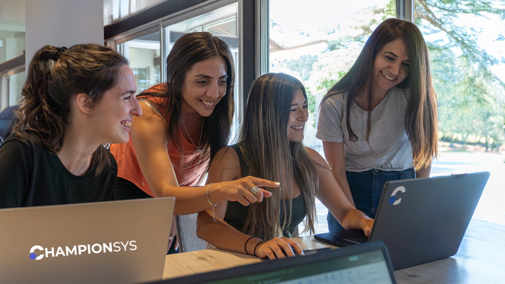Equipo de Championsys trabajando en conjunto en proyectos de tecnología y gestión empresarial