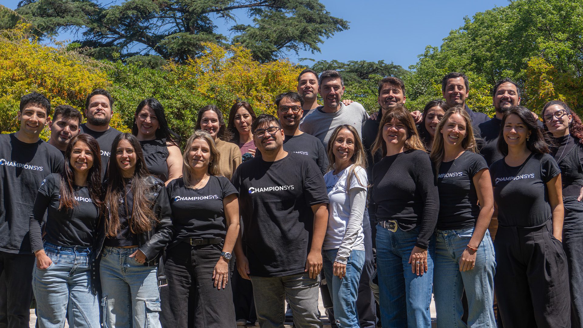 Equipo de Championsys reunido paratrabajo colaborativo