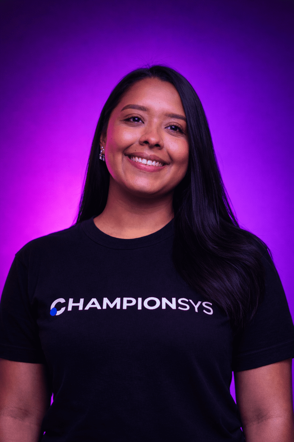 Retrato de colaboradora de Championsys, parte del equipo profesional en tecnología y gestión empresarial