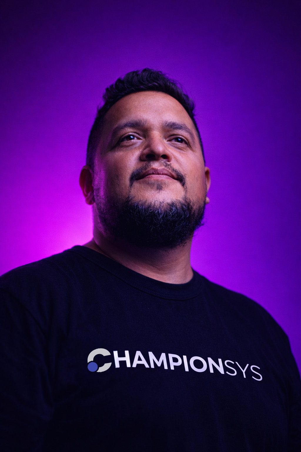 Especialista del equipo Championsys analizando el impacto de Salesforce y la inteligencia artificial como infraestructura empresarial para CIOs.