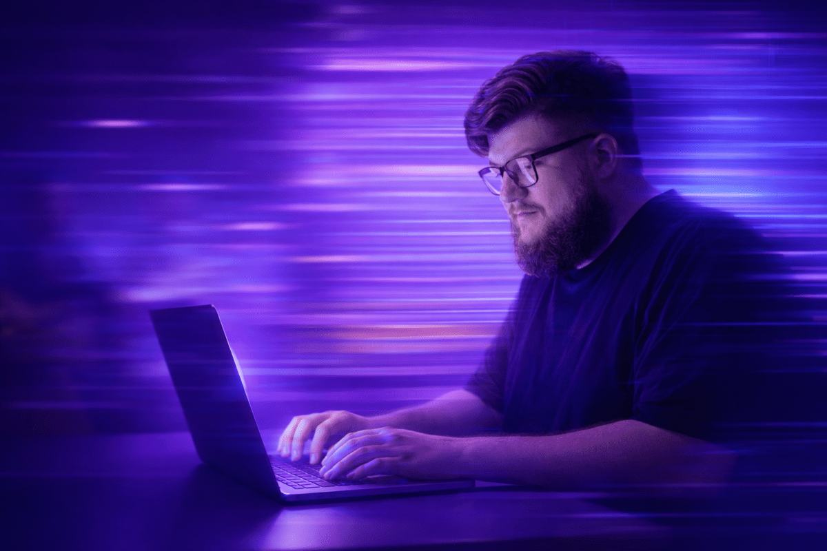 Especialista trabajando en Salesforce Automotive Cloud impulsando la transformación digital en la industria automotriz