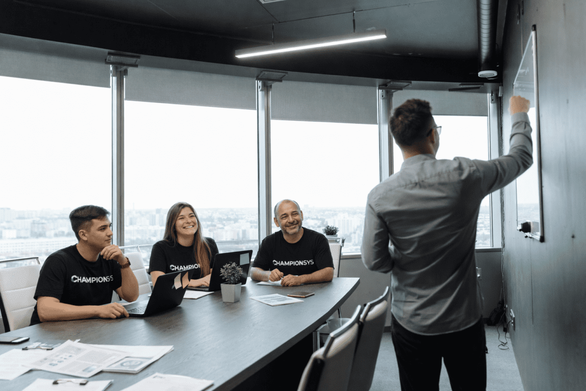 Argentina como hub estratégico de outsourcing tecnológico: equipo profesional trabajando en soluciones empresariales y transformación digital